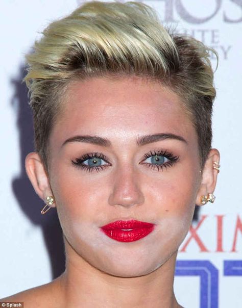 Miley Cyrus: white-powder face in 2013 Celebrity Makeup Fails, Ugly Makeup, Brown Eyeshadow Looks, Miley Cyrus Hair, Cakey Makeup, Modern Makeup, Bad Makeup, Makeup Fails, Celebrity Faces