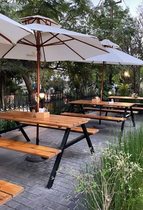 Outdoor Wooden Seating, Cafe Patio Ideas, Outdoor Seating Area Restaurant, Foodcourt Design Outdoor, Open Cafe Outdoor Design, Outdoor Restaurant Ideas, Cafe Umbrella, Beer Garden Ideas, Backyard Restaurant