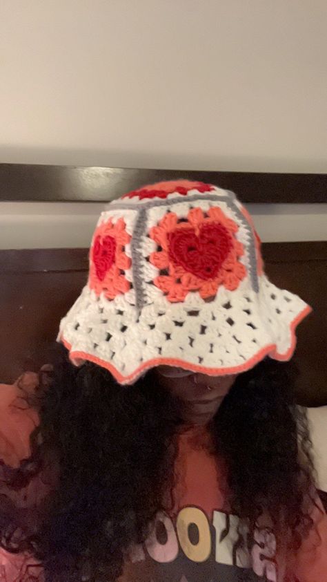 Quick and Easy Crochet Bucket Hat Free Pattern Crochet Granny Square Hats, Granny Square Hats, Crochet Bucket Hat Free Pattern, Easy Crochet Bucket Hat, Granny Square Bucket Hat, Granny Square Hat, Cardigans Crochet, Granny Square Häkelanleitung, Art Au Crochet