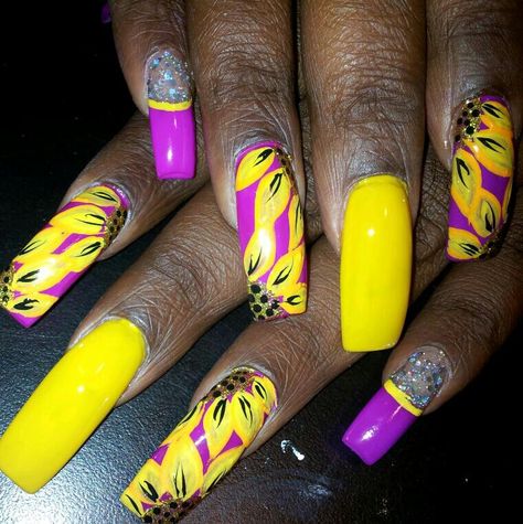 Sunflowers Hot Pink And Yellow Nails, Yellow Nails Summer, Pink And Yellow Nails, Bossy Nails, Fly Nails, Nails With White, White And Yellow Flowers, Bday Nails, Bling Nail Art