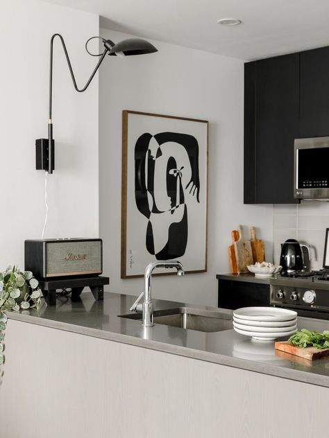 Kitchen decor with black accents brings this kitchen to life. See more photos of this stunning NYC apartment on domino.com Cool Cuts, Williamsburg Apartment, New York Bedroom, Rock Vibes, Taylor Lashae, Marble Desk, Hallway Art, Brooklyn Apartment, 70s Decor