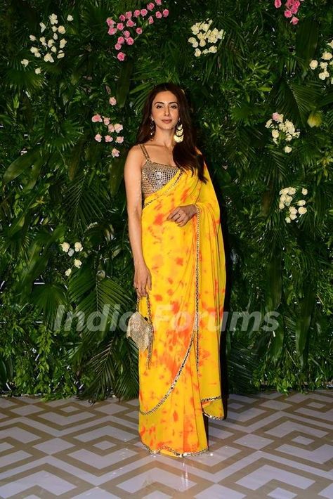 Tie Dye Saree, Golden Blouse, Denim Refashion, Yellow Tie Dye, Rakul Preet, Yellow Tie, Kriti Sanon, Yellow Ties, Indian Beauty Saree