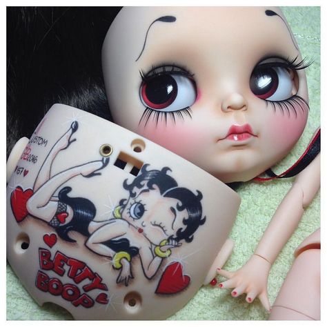 Doll Sculpting, Blythe Pattern, Handcrafted Dolls, Betty Boop Cartoon, Betty Boop Art, Sleepy Eyes, Blythe Custom, Doll Painting, Blythe Clothes