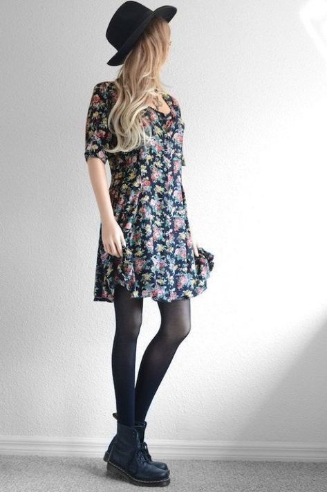 Grunge Floral Dress, Marine Women, 90s Style Grunge, 90s Floral Dress, Fashion Guys, Outfit Designer, Look Grunge, Grunge Dress 90s, Vestidos Retro