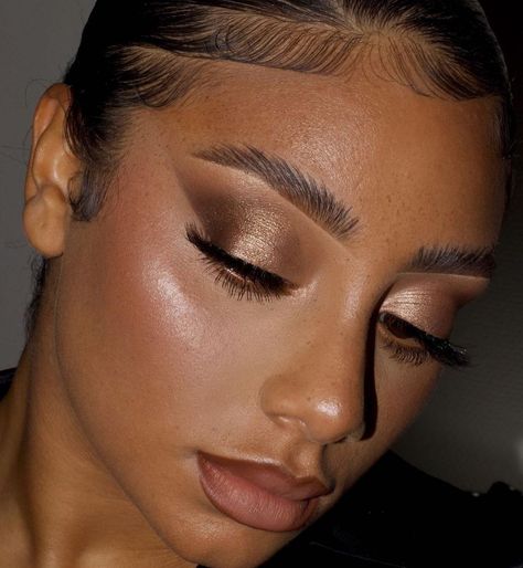 Peaches&Cream on Instagram: “How stunning does @daiisycarters look wearing our NUDE pigment! A classic beige shimmer that we all need in our makeup bags ! 💖🍑🙌💯👛🥰🍑” Dusky Skin, Shimmer Eye Makeup, Gold Eye Makeup, Soft Glam, Peaches Cream, Glitter Makeup, April 2024, Makeup Bags, Fashion Baby