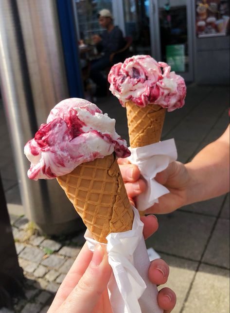 Ice Cream Aesthetic, Pretty Desserts, Colorful Ice Cream, Yummy Ice Cream, Waffle Cone, Food Gallery, Food Critic, Cream Aesthetic, Weird Food