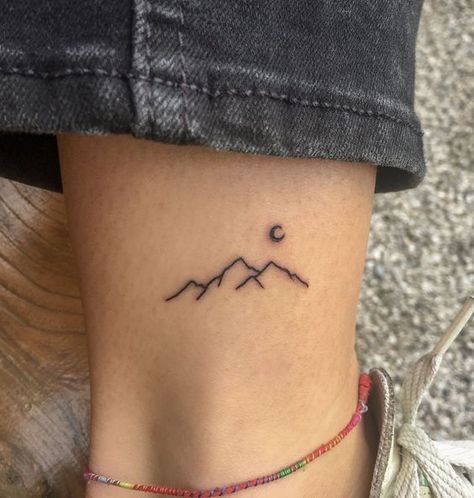 Minimalist moon and mountain tattoo | www.otziapp.com Freedom Tattoo, Design Tatuaje, A Small Tattoo, Freedom Tattoos, 7 Tattoo, Tato Minimal, Tattoo Trend, Cat Tattoos, Inspiration Tattoos