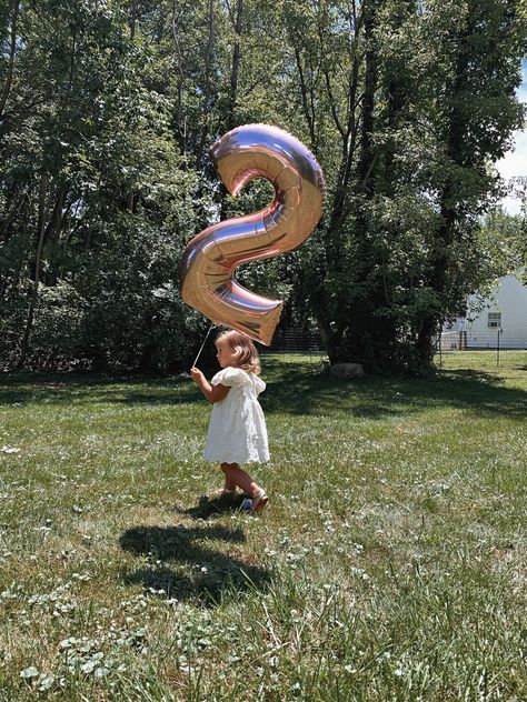 2 Year Birthday Photoshoot Outdoor, 2nd Birthday Outdoor Photo Shoot, 2nd Birthday Girl Photoshooting, 2nd Birthday Photo Shoot Ideas, Balloon Photo Shoot, 2nd Birthday Photos, June Photography, Balloon Photo, Mother Daughter Pictures