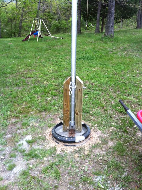 Pivoting flag pole. Flag Pole Ideas, Pvc Flag Pole, Diy Flag Pole, Flag Pole Landscaping, Purple Martin House Plans, Flagpole Landscaping Ideas, Front Yards Diy, Inexpensive Landscaping, Wooden Flag Pole