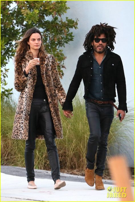 Ysl Jacket, Lenny Kravitz Style, Barbara Fialho, Walking Hand In Hand, Pet Pictures, Tuesday Quotes, Couple Fashion, Rock N Roll Style, Couple Style