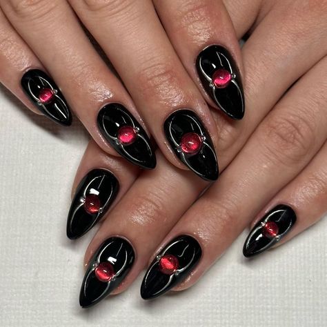 Short Gothic Almond Nails, Short Vampire Nails, Gothic Nails Designs, Goth Gel Nails, Gothic Nails Short, Goth Short Nails, Goth Manicure, Claws Makeup, Vampire Nails