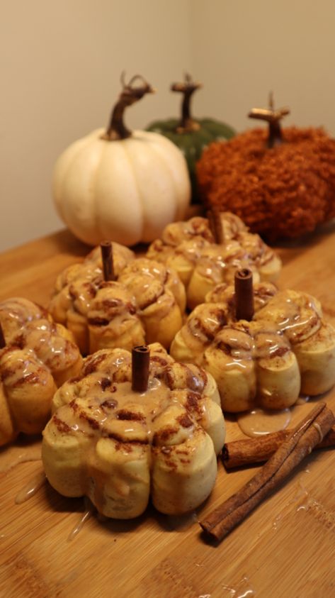 Cinnamon Rolls With Pumpkin, Cinnamon Roll Pumpkin, Shaped Cinnamon Rolls, Easy Pumpkin Recipes Desserts, Pillsbury Cinnamon Rolls, Pumpkin Cinnamon Rolls, Halloween Food Treats, Fall Snacks, Pumpkin Treat