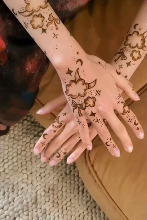 Cute Aesthetic Henna, Flower Henna Designs Hands, Whimsical Henna, Coquette Henna, Cute Mehendi, Eid Henna Designs Simple, Henna Eid, Aesthetic Mehndi, Henna Designs For Eid