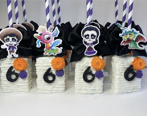 Diy Sweets, Sweet Business, Dipped Treats, Coco Birthday, Coco Party, Coco Movie, Disney Coco, Disney Desserts, Loteria Cards