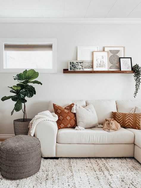 Cream Couch Aesthetic, Cozy Living Room Cream Couch, Cream Couch Colorful Pillows, Cream Couch Decor Ideas, Cream Lounge Styling, Cream Couch Pillow Ideas, Cream Couch Styling, Cream Couches Living Room, Cream Couch Decor