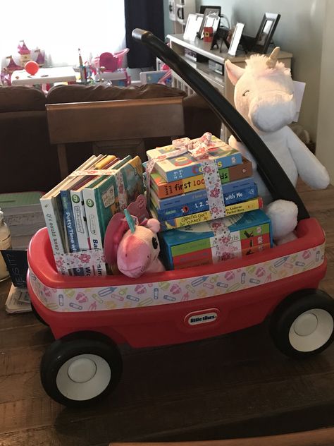 Baby Book Baskets Shower Gifts, Baby Book Gift Basket, Baby Shower Book Basket, Baby Dump, Book Gift Basket, Baby Arrival Gifts, Shower Baskets, Babby Shower, Book Basket