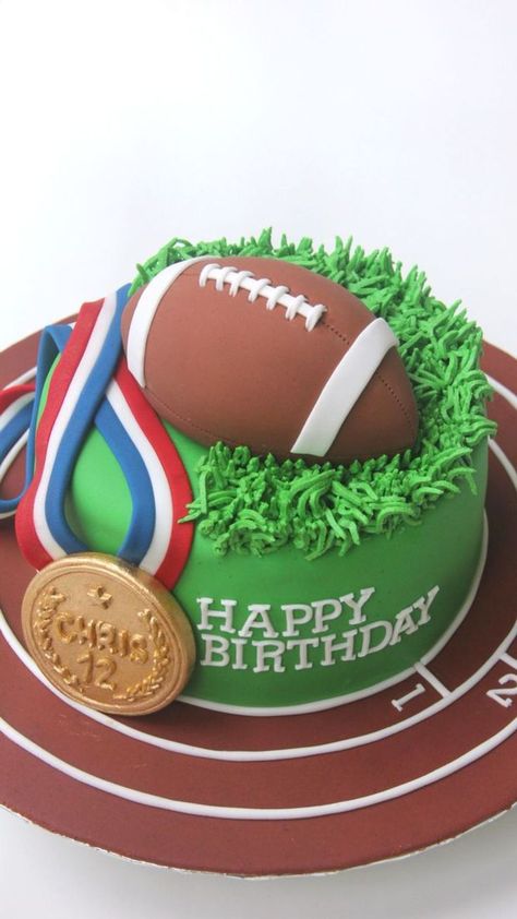 American Football Cake, Football Party Cake, Football Cake Decorations, American Football Party, Rugby Cake, Rugby Birthday, Birthday Recipes, Football Cake Toppers, Sports Themed Cakes