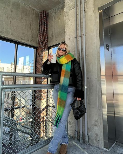 Vanessa Ferraiolo's Amazon Page Read Sweater Outfit, Fashion Trends Winter 22/23, Ugg Boots Street Style, Winter Streetwear 2023, Winter Outfits Ugg Boots, Uggs Street Style, New York Outfits Winter Street Style, Ugg Boots Outfit Aesthetic, Ugg Street Style