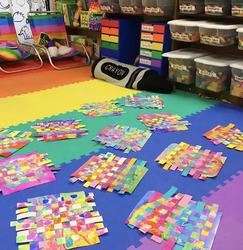 First Grade Weaving Projects, Paper Weaving Elementary Art, Kindergarten Paper Weaving, Abstract Art Lessons Elementary, Weaving Art Projects For Kids, Elementary Art Lessons 1st Grade, Weaving Kindergarten, First Day Art Lessons Elementary, Paper Weaving Art Projects