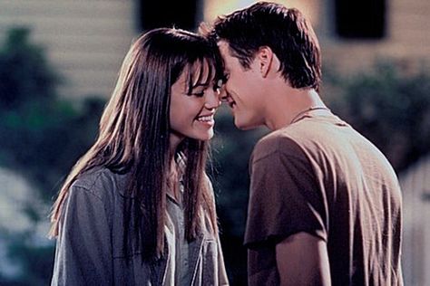 A Walk to Remember (2002). Jamie Sullivan (Mandy Moore) & Landon Carter (Shane West). Jamie and Landon are kissing when Jamie's father Reverend Hegbert Sullivan (Peter Coyote) comes out of the house. Rev. Sullivan: "Jamie. Say goodnight to Mr. Carter. Landon, go home. The night's over." Landon, to Jamie: "Goodnight." Jamie: "Goodnight." Landon, to Rev. Sullivan: "Goodnight, sir." This film is based on the novel A Walk to Remember (1999) by Nicholas Sparks. Nicholas Sparks Movies, A Walk To Remember, Shane West, Alex Pettyfer, Romance Film, Movie Love Quotes, Video Message, Mandy Moore, Gerard Butler