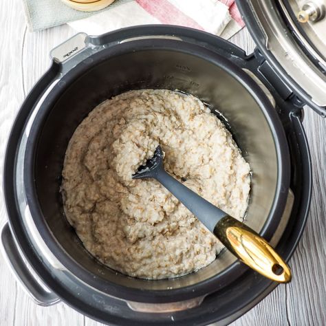 We start cooking this slow cooker oatmeal when we go to sleep, and when we wake up, we have a healthy breakfast ready! This overnight slow cooker oatmeal recipe uses steel cut oats. It's unbelievably creamy! Recipe on www.theworktop.com. || #oatmeal #slowcooker #overnight #recipe #breakfast #healthy Crockpot Oatmeal Overnight Steel Cut, Oatmeal Slow Cooker, Slow Cooker Porridge, Cooking With Apples, Crockpot Oatmeal Overnight, Slow Cooker Oatmeal Recipes, Slow Cooker Oats, Slow Cooker Banana Bread, Cooked Oats