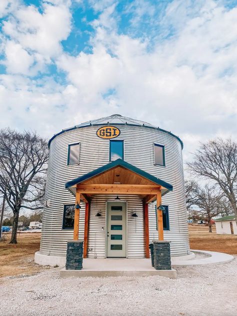 This Silo Cottage has 3-Bedrooms Silo House Interior Floor Plans, Silo Cottage, Silo Home, Grain Bin House, Round House Plans, Quonset Hut Homes, Cottage Tiny House, Silo House, Interior Floor Plan