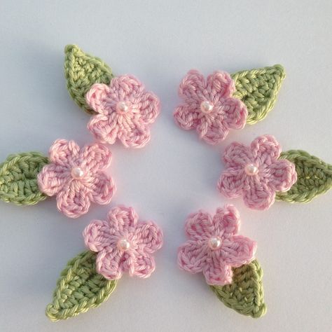 Small Crochet Flowers, Crochet Patches, Crochet Baby Booties Free Pattern, Crochet Diy Tutorial, Crochet Hair Clips, Crochet Baby Shoes Pattern, Flowers Crochet, Flower Quilts, Crochet Lace Edging