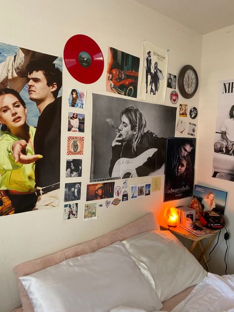 Room With Movie Posters, Amsterdam Bedroom, Room Decor Photos, Normal Room, Room Music, Spotify Covers, Retro Room, Pinterest Room Decor, Room Stuff