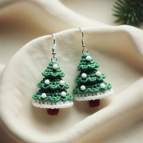 Crochet Jewelry Earrings, Christmas Tree Crochet Earrings, Holiday Bazaar Craft Ideas, Micro Crochet Christmas, Crochet Earrings Christmas, Crochet Christmas Earrings Free Pattern, Christmas Crochet Earrings, Crochet Christmas Earrings, Crochet Jewelry Patterns Free