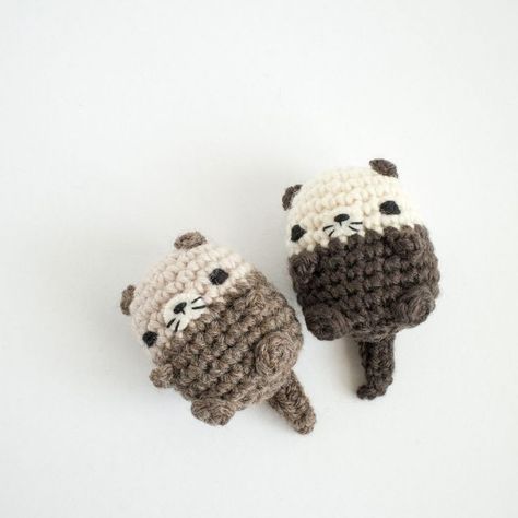 Crochet Otter Keychain Free Pattern, Small Things To Crochet When Bored, Mini Plushies Crochet, Tiny Crochet Patterns, Crochet Tiny Animals, Crochet Mini Amigurumi, Otter Amigurumi, Crochet Otter, Crochet Creatures