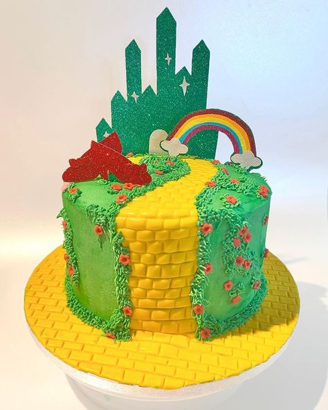 Wizard Of Oz Cakes, Wizard Of Oz Birthday Cake, Wizard Of Oz Cupcakes, Wizard Of Oz Desserts, Wizard Of Oz Cake Ideas, Wizard Of Oz Smash Cake, Wizard Of Oz Baked Goods, Wizard Of Oz Sheet Cake Ideas, Fairytale Cake