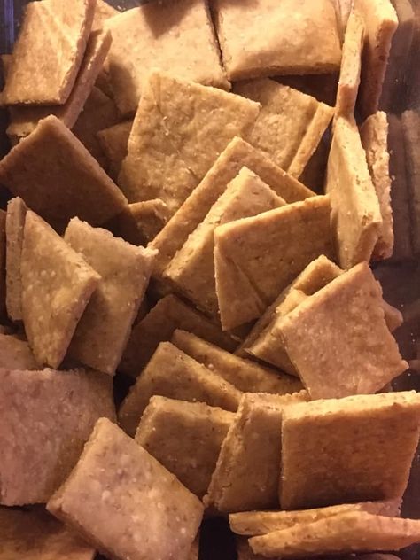 These easy vegan, gluten-free crackers are also lectin-free and they are delicious! In fact, they taste a bit like copycat wheat thins! Gluten Free Cracker Recipe, Lectin Free Foods, Lectin Free Diet, Cheesy Crackers, Cracker Recipe, Lectin Free, Gluten Free Crackers, Wheat Thins, Plant Paradox