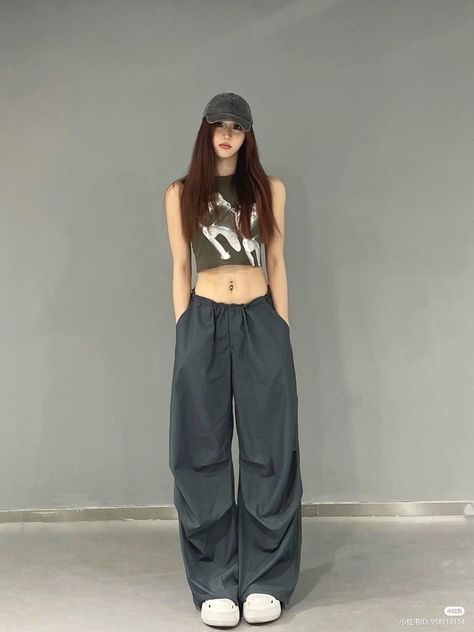 Street Dance Outfit Hip Hop, Gray Parachute Pants Outfit, Dance Outfits Practice Hip Hop, Outfits For Dance Practice, Korean Dance Practice Outfit, Dance Outfits Practice Casual, Dance Clothes Hip Hop, Dance Practice Outfits Ideas, Korean Dance Outfit