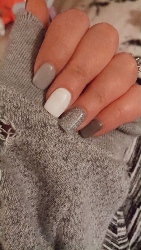 Multi Color Neutral Nails, Multi Nail Color Ideas, All Year Round Nail Ideas, Neutral Color Dip Powder Nails, Multi Color Dip Powder Nails, Neutral Nails Multi Color, Multi Colored Nails Neutral, Cute Multicolored Nails, Fall Dip Colors 2022