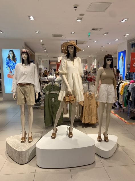 #summeroutfit #vm #lcw #lcwaikiki #casual #merchandise #fashion Mannequin Outfits, Lingerie Store Design, Visual Merchandising Fashion, Shoe Store Design, Visual Merchandising Displays, Store Layout, Store Interiors, Designer Studio, Boutique Interior