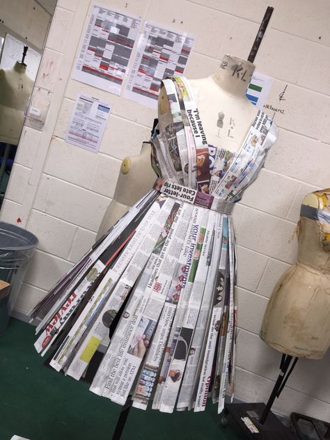 Newspaper Dresses Fashion, Dress Made Out Of Newspaper, Newspaper Clothes Diy, Recycled Dress Ideas Creative Easy, Dress From Newspaper, Eco Friendly Outfits, Dress From Recycled Materials, Newspaper Costume, Newspaper Dress Fashion