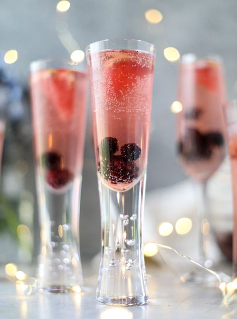 blackberry champagne punch I howsweeteats.com Salted Caramel Iced Coffee, Champagne Margaritas, Champagne Recipe, Champagne Recipes Cocktails, Champagne Punch, New Year's Eve Appetizers, Moët Chandon, Batch Cocktails, Best Champagne