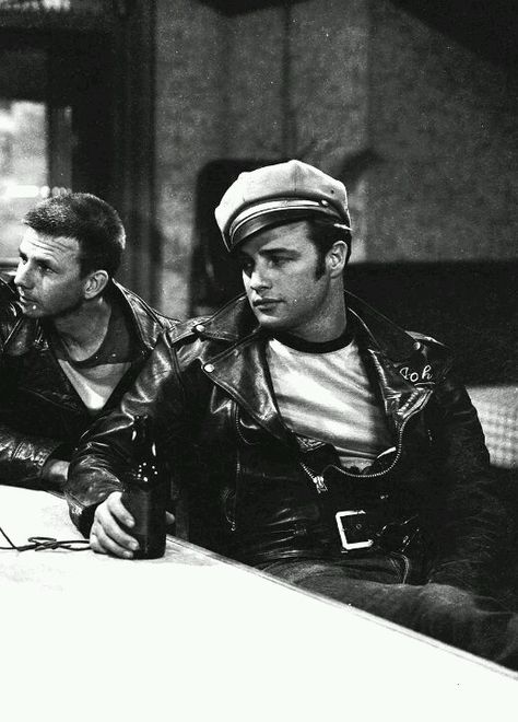 Marlon Brando Klasik Hollywood, Adrette Outfits, The Wild One, Aesthetic Outfits Men, Hollywood Men, Actrices Hollywood, Marlon Brando, Hollywood Legends, Charlie Chaplin