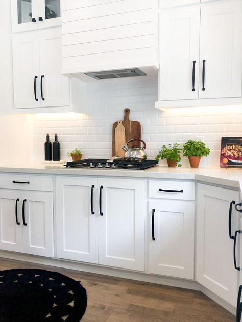 Farmhouse Kitchen Handles, Kitchen White Quartz Countertops, Black Farmhouse Kitchen, Backsplash With White Cabinets, White Quartz Countertops, Kitchen White, New House - Kitchen, White Kitchen Design, Black Handles