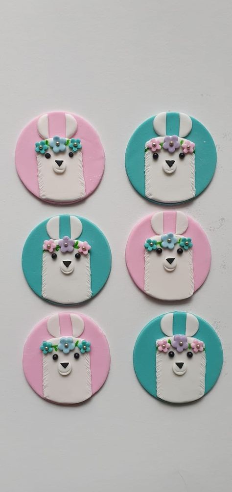 Fondant Cupcakes Ideas, Muffins Decoration, Fondant Cupcake Topper, Cupcake Fondant, Fondant Cake Designs, Fall Cupcakes, Fondant Cupcake Toppers, Animal Cakes, Fondant Cookies