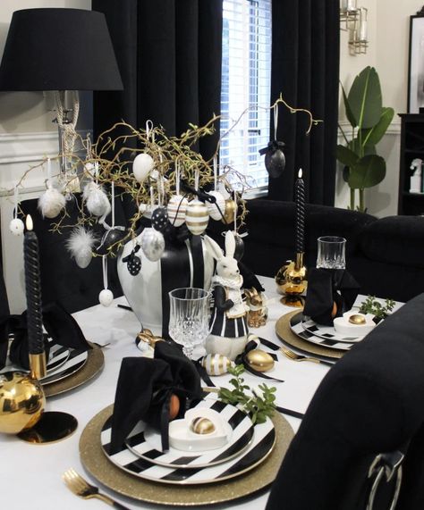 Black Spring Decor, Black And White Easter Decor, Decorated Dining Table, Glamour Home Decor, Black House Decor, French Provincial Decor, Easter Table Centerpieces, Glamour Home, Spring Arrangements