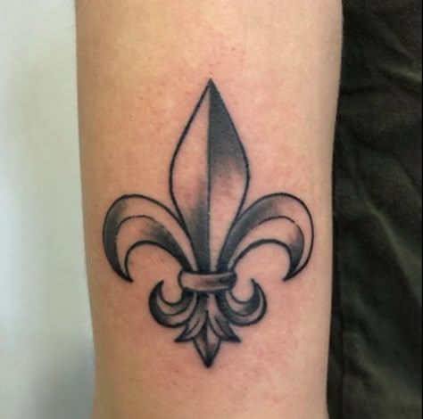 Flordelis Tattoo, Flure De Lis Tattoo, Flur De Lis Tattoo, Tattoos For Ed, Louisiana Tattoo, Practice Tattoos, Lis Tattoo, Saint Tattoo, Best Leg Tattoos