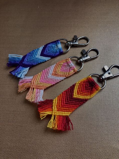 Chevron Keychain Pattern, Keychain String, Chevron Keychain, String Keychain, Yarn Bracelets, Bracelet Keychains, Airpods Cases, Pola Gelang, Diy Keychain