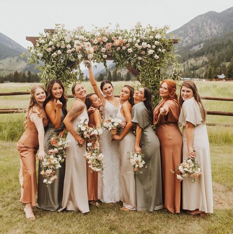 Embrace Nature: Earth Tone Florals for Montana Weddings Earth Tone Flowers, Big Sky Wedding, Earth Tone Wedding, Sky Wedding, Earth Tone Dress, Fall Bridesmaids, Bridesmaid Colors, Fall Wedding Guest, Mountain Bride