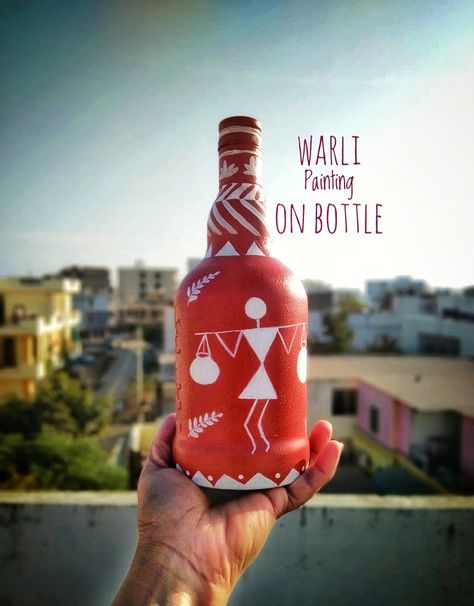 Very easy Warli Painting on Bottle. On one side shown a man carrying water in pots on a pole. On the other side of the bottle, shown a women filling this water in bigger storage pots. Warli Bottle Painting, Easy Warli Painting, Diy Bottle Painting, Craft Bottle, Warli Painting, Diy Glass Bottle Crafts, Bottle Craft, Bottle Decor, Glass Bottle Crafts