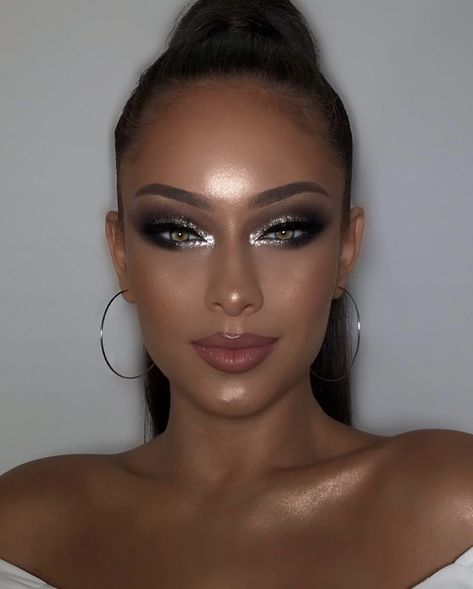 Makeup For Black And Silver Dress, Silver Eye Shadow Looks, New Years Eve Makeup Ideas Glitter, Makeup Look With Eyeliner, Black And Silver Makeup, Silver Eyeshadow Looks, Carnaval Makeup, Holiday Party Makeup, Coachella Makeup