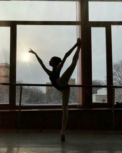 Foto Best Friend, Flexibility Dance, Ballet Pictures, Dance Dreams, Ballet Poses, Ballet Inspiration, Ballet School, Ballet Photos, Dancing Aesthetic