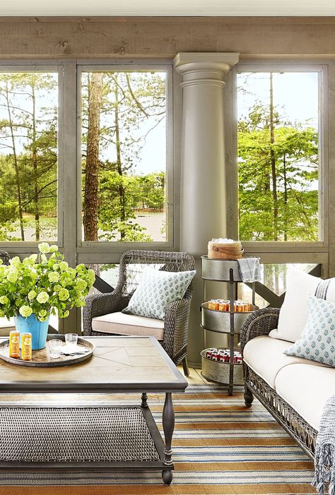 20 Sunroom Decorating Ideas - Best Designs for Sun Rooms Country Sunroom, Sunroom Dining Room Ideas, Sunroom Decorating Ideas, Green Porch, Sunroom Dining Room, Lanai Ideas, Florida Living Room, Sunroom Dining, Waterproof Furniture