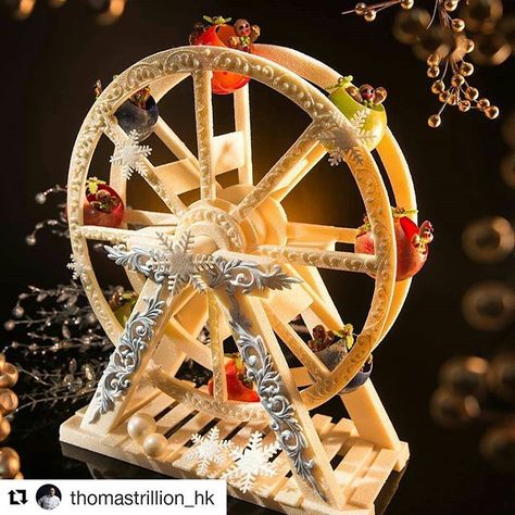 Amazing Christmas theme by an amazing Patissier Chef Thomas Lui of ThomasTrillion HK. #christmas #hongkong #be_inspired #amazingpatissier #Repost @thomastrillion_hk with @repostapp ・・・ Chocolate Ferris Wheel #thomastrillion_hk #chocolate #ferriswheel #pastry #showpiece #chef #christmas #xmasバージョン Chocolate Sculpting, Bread Showpiece, Chocolate Figures, Molded Chocolate, Chocolate Goodies, Chocolate Showpiece, Chocolate Sculpture, Paper Train, Chocolate Sculptures