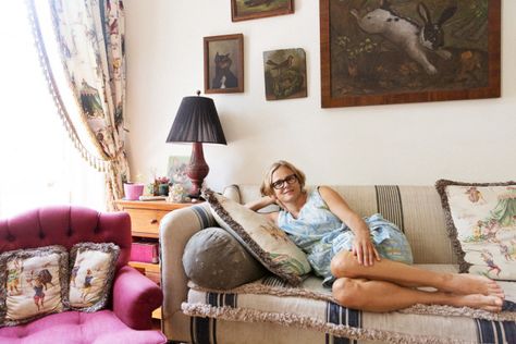 amy-sedaris-beauty-15 Amy Sedaris Apartment, Red Carpet Glamour, Amy Sedaris, Apartment Furniture, Apartment Inspiration, Sofa Couch, Interior And Exterior, Red Carpet, Steam